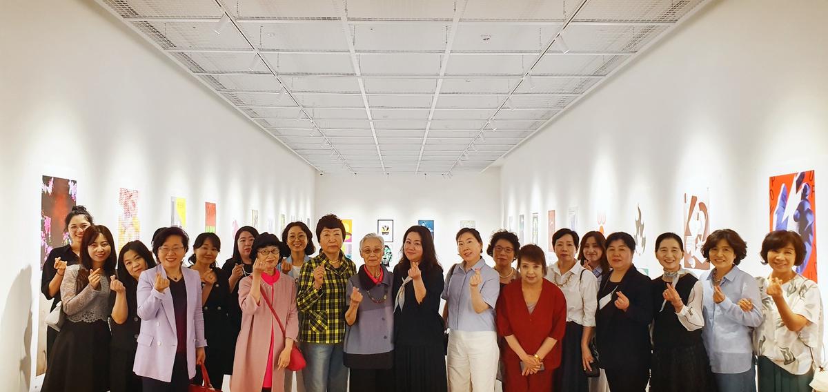 클릭하시면 슬라이드쇼 가 실행됩니다 본 연합회 김현선 회장이 2023년 6월 10일(토)에 개최된 2023 KWVD 창립 40주년 기념 국제디자인초대전 오프닝에 참석하였다.|(사)한국디자인단체총연합회