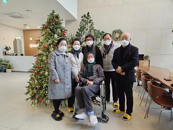 클릭하시면 슬라이드쇼 가 실행됩니다 2023년 12월 11일(월) 오후 2시, 디총 장윤호 명예회장님(제5대 회장) 위문방문을 하였다.|(사)한국디자인단체총연합회