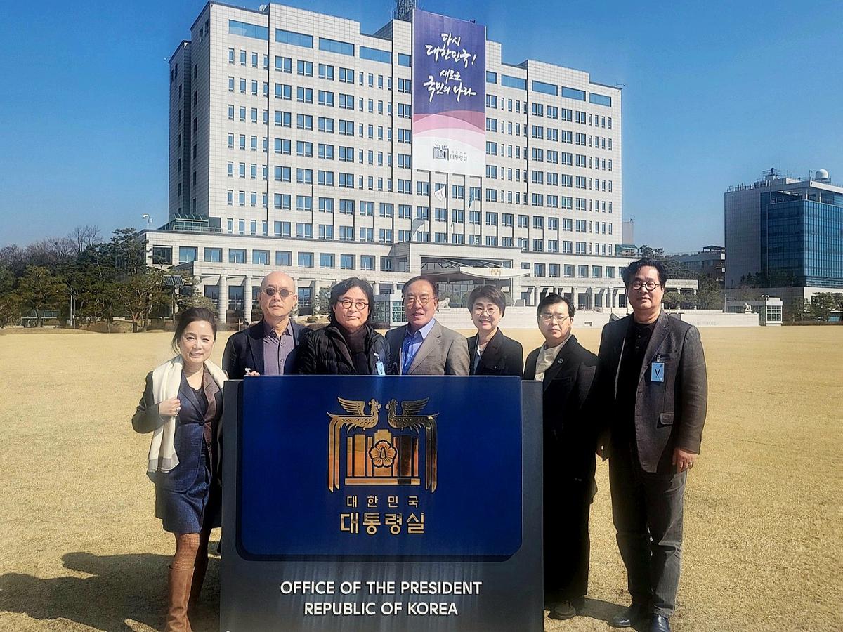 클릭하시면 슬라이드쇼 가 실행됩니다 2024년 3월 13일(수) 오전 10시 디총 회장단이 시민수석을 방문하였다.|(사)한국디자인단체총연합회