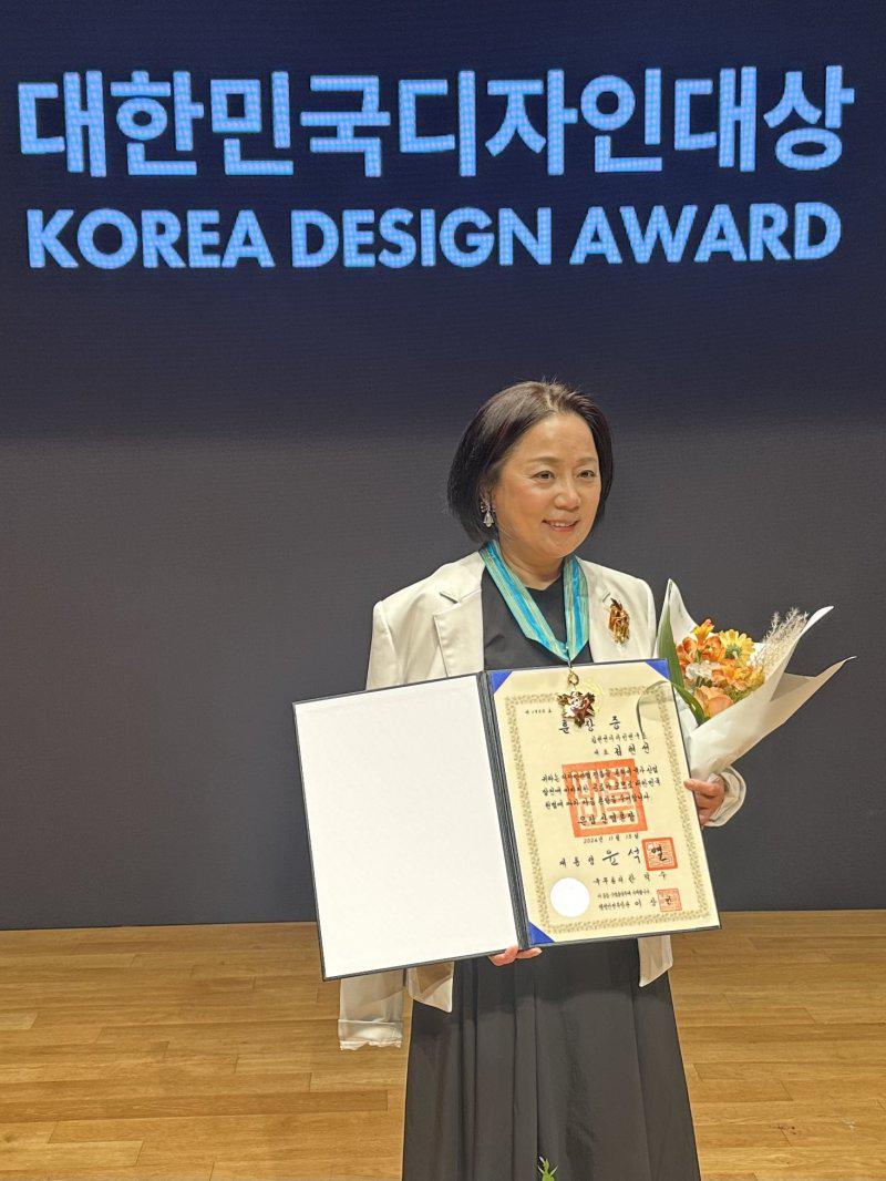 클릭하시면 슬라이드쇼 가 실행됩니다 2024년 11월 13일(수)에 개최된 제26회 대한민국디자인대상 시상식에서 김현선 디자인연구소 대표가 은탑산업훈장을, 김관명 울산과학기술원 교수와 김종욱 KBS 아트비전 경영이사가 산업포장을 수상하는 등 총 33명이 상을 받았다.|(사)한국디자인단체총연합회