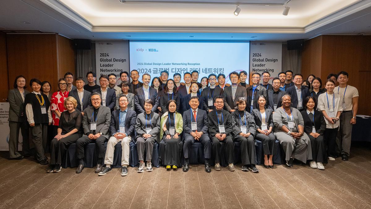 클릭하시면 슬라이드쇼 가 실행됩니다 2024년 글로벌 디자인 리더 네트워크 행사는 한국디자인진흥원이 지난 2022년부터 주최하는 행사로, 국내 대·중견기업 디자인계 인사, 우수디자인전문기업 대표, 해외 활동 디자이너 등의 정보 및 상호 교류 기회를 확대하여 한국 디자인의 글로벌화 …|(사)한국디자인단체총연합회