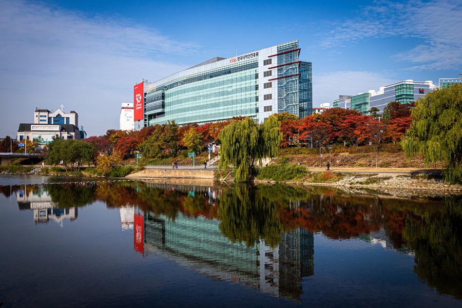 클릭하시면 슬라이드쇼 가 실행됩니다 디자인을 통한 수출 증진과 국민 삶의 질적 향상, 국가 경쟁력 강화를 목표로 산업디자인진흥법에 의거해 설립된 기관입니다.|(사)한국디자인단체총연합회