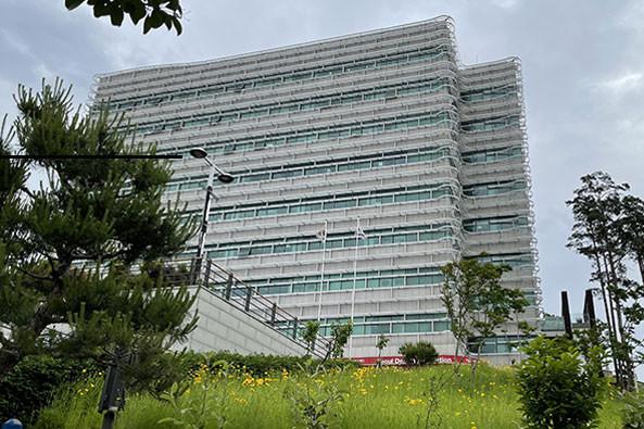 클릭하시면 슬라이드쇼 가 실행됩니다 서울은 세계 주요 도시와 교류하며 대표적인 디자인 도시로 자리매김하고 있으며 그 중심에는 서울디자인재단이 있습니다. 시민 삶의 질을 향상하기 위해 지난 2008년 출범한 재단은 디자인 문화를 확산하고 디자인 산업 진흥을 위해 …|(사)한국디자인단체총연합회