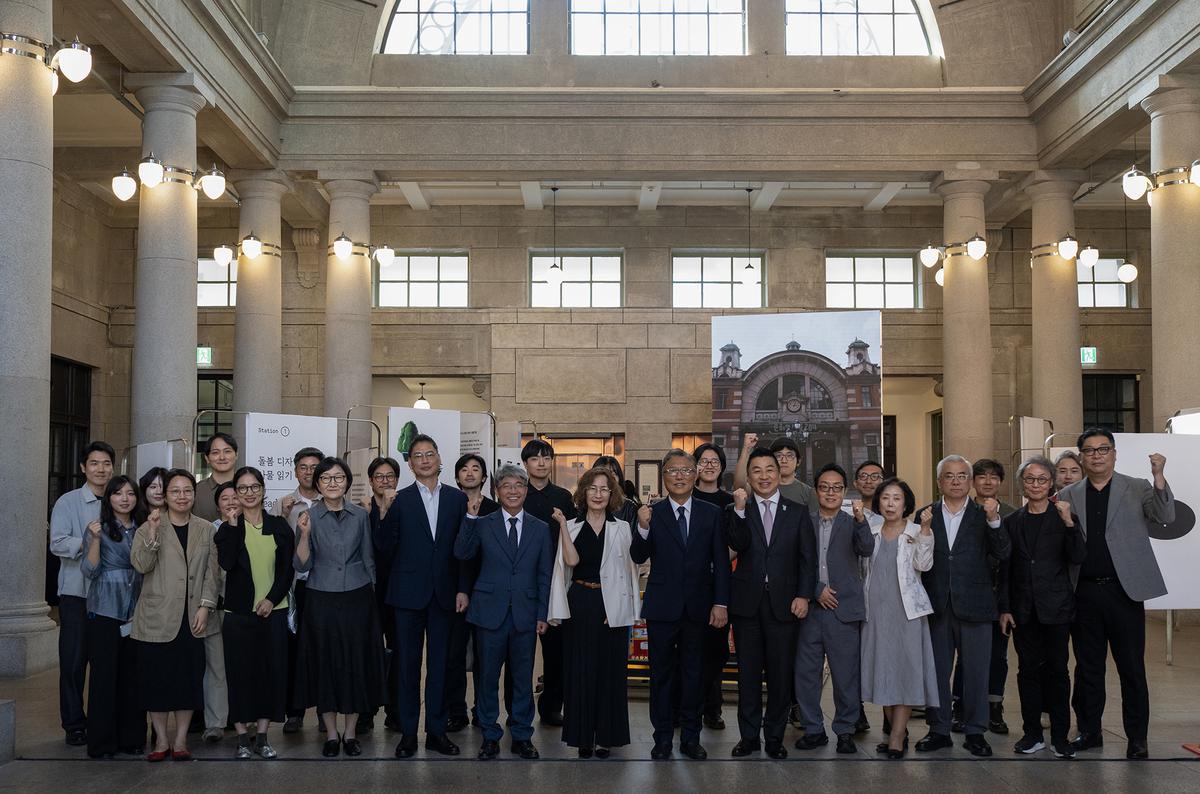 클릭하시면 슬라이드쇼 가 실행됩니다 2026년 9월 16일(수) 오후 3시, 문화역서울284 1층 중앙홀에서 기획전시 《돌봄의 디자인》 개막식이 개최되었습니다.|(사)한국디자인단체총연합회